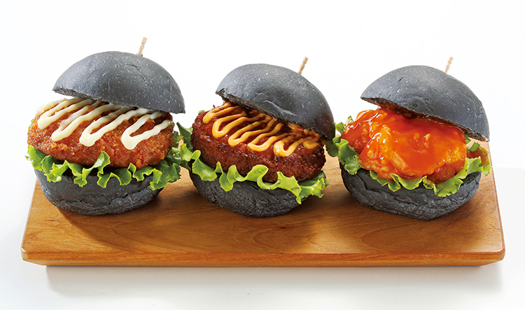 SL三重奏（トリオ）バーガー（左から「マヨ味噌カツバーガー」「ボロネーゼソースのチーズバーガー」「海老チリバーガー」）